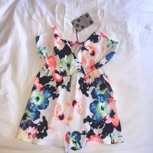 NEVER WORN floral romper 🌺🌞